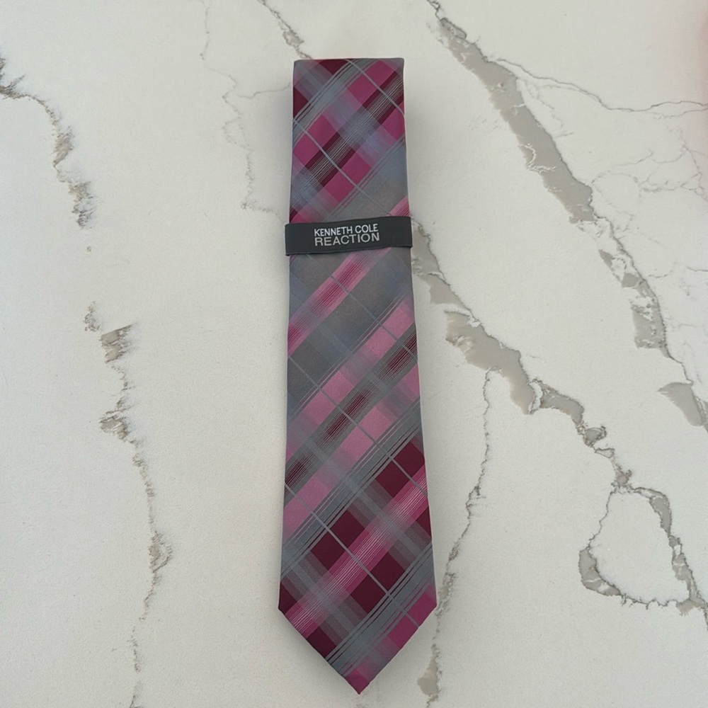 Kenneth Cole Reaction neck tie,standard length. Brand new with tags. Smoke free.